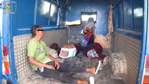 إحباط محاولة تهريب خمس نساء من دول جنوب الصحراء الى داخل مليلية بواسطة سيارة نفعية إحباط محاولة تهريب خمس نساء من دول جنوب الصحراء الى داخل مليلية بواسطة سيارة نفعية