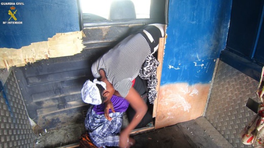 إحباط محاولة تهريب خمس نساء من دول جنوب الصحراء الى داخل مليلية بواسطة سيارة نفعية إحباط محاولة تهريب خمس نساء من دول جنوب الصحراء الى داخل مليلية بواسطة سيارة نفعية