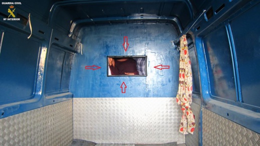 إحباط محاولة تهريب خمس نساء من دول جنوب الصحراء الى داخل مليلية بواسطة سيارة نفعية إحباط محاولة تهريب خمس نساء من دول جنوب الصحراء الى داخل مليلية بواسطة سيارة نفعية