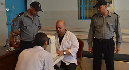 توزيع نظارات طبية وفحص عدد من النزلاء ضمن حملة طبية بالسجن المحلي بالناظور