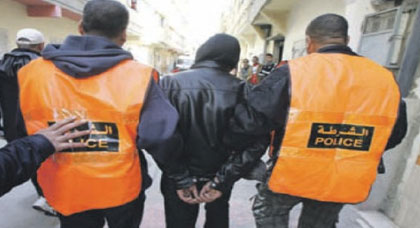 توقيف شخص مخمور بعد ترويعه المواطنين بمحاولته الاعتداء عليهم بالسلاح الأبيض وسط الناظور توقيف شخص مخمور بعد ترويعه المواطنين بمحاولته الاعتداء عليهم بالسلاح الأبيض وسط الناظور