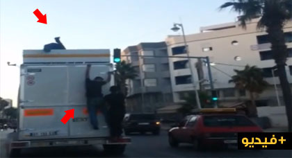 شاهدوا 3 شبّان يغامرون بالتشبث بهيكل شاحنة في طريقها إلى ميناء بني أنصار للعبور إلى الفردوس الأوروبي شاهدوا 3 شبّان يغامرون بالتشبث بهيكل شاحنة في طريقها إلى ميناء بني أنصار للعبور إلى الفردوس الأوروبي