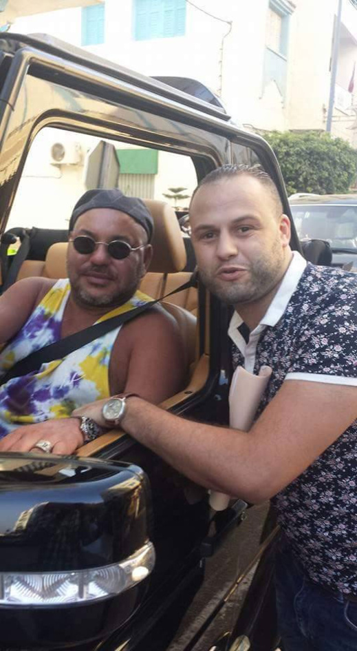 بالصور.. شاب من إمزورن يلتقط صورة مع الملك خلال مروره بسيارته المكشوفة بالحسيمة بالصور.. شاب من إمزورن يلتقط صورة مع الملك خلال مروره بسيارته المكشوفة بالحسيمة