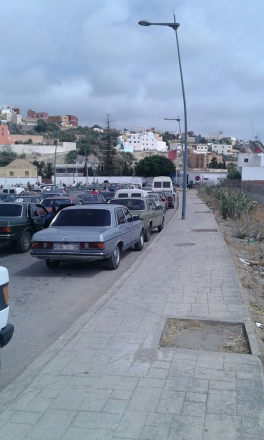 مواطنون يناشدون الجهات المسؤولة التدخل لتنظيم حركة المرورية بمعبر فرخانة الحدودي