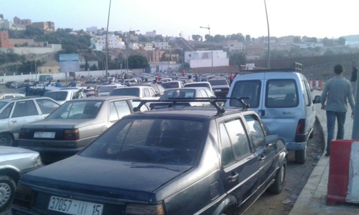 مواطنون يناشدون الجهات المسؤولة التدخل لتنظيم حركة المرورية بمعبر فرخانة الحدودي