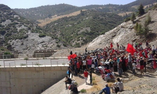 السلطات الامنية تمنع زحف العشرات من ساكنة تلارواق نحو الحسيمة للاحتجاج على مصادرة اراضيهم السلطات الامنية تمنع زحف العشرات من ساكنة تلارواق نحو الحسيمة للاحتجاج على مصادرة اراضيهم