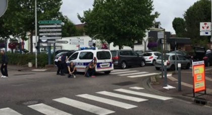 الإرهاب لم يقرر بعد مغادرة فرنسا.. مسلحان يحتجزان رهائن داخل كنيسة شمال فرنسا