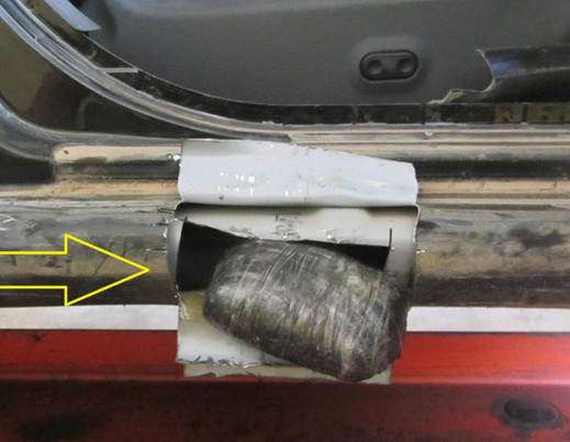 العثور على كمية مهمة من المخدرات داخل سيارة مواطنين مغربيين بميناء مليلية المحتلة العثور على كمية مهمة من المخدرات داخل سيارة مواطنين مغربيين بميناء مليلية المحتلة