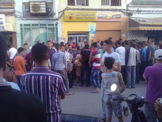 شخص يعاني من إضطرابات عقلية يشعل النار في جسده وسط مدينة بني طيب اقليم الدريوش شخص يعاني من إضطرابات عقلية يشعل النار في جسده وسط مدينة بني طيب اقليم الدريوش