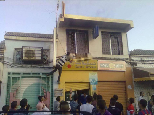 شخص يعاني من إضطرابات عقلية يشعل النار في جسده وسط مدينة بني طيب اقليم الدريوش شخص يعاني من إضطرابات عقلية يشعل النار في جسده وسط مدينة بني طيب اقليم الدريوش