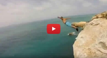 شاهدوا شابا يغامر بحياته بالقفز من أعلى قمّة صخرية بشاطئ راس الماء شاهدوا شابا يغامر بحياته بالقفز من أعلى قمّة صخرية بشاطئ راس الماء