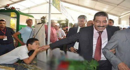 حقيقة الصورة الموثقة لتقبيل طفل يد رئيس غرفة الفلاحة التي أقامت ضجة وصل صداها إلى الصحافة الوطنية حقيقة الصورة الموثقة لتقبيل طفل يد رئيس غرفة الفلاحة التي أقامت ضجة وصل صداها إلى الصحافة الوطنية