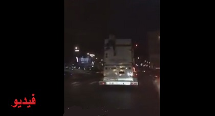 شاهد شابا كيف يغامر بحياته بالقفز إلى سطح شاحنة في طريقها إلى ميناء بني أنصار للعبور إلى أروبا شاهد شابا كيف يغامر بحياته بالقفز إلى سطح شاحنة في طريقها إلى ميناء بني أنصار للعبور إلى أروبا