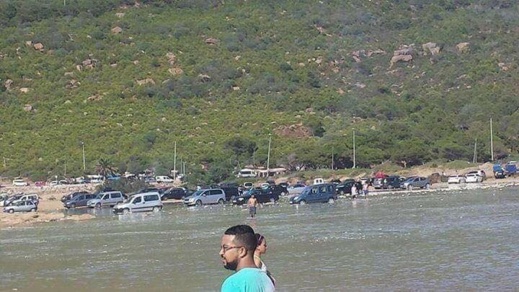 بالصور.. مصطافون يتفاجؤون بسياراتهم تسبح وسط مياه البحر لهذا السبب بالصور.. مصطافون يتفاجؤون بسياراتهم تسبح وسط مياه البحر لهذا السبب