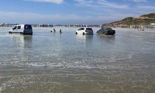 بالصور.. مصطافون يتفاجؤون بسياراتهم تسبح وسط مياه البحر لهذا السبب بالصور.. مصطافون يتفاجؤون بسياراتهم تسبح وسط مياه البحر لهذا السبب