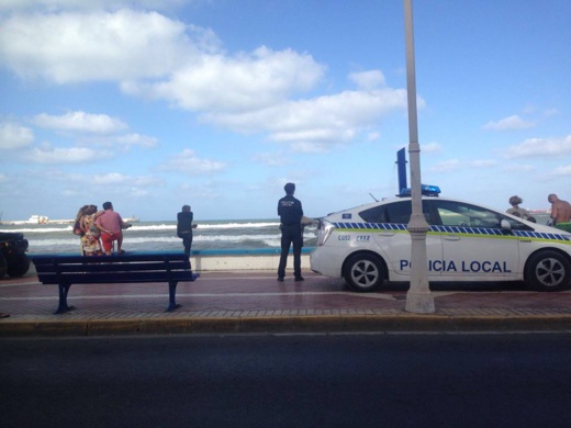 اعتقال مصطافين مغاربة بأحد شواطئ مليلية بسبب خرقهم لقرار منع السباحة اعتقال مصطافين مغاربة بأحد شواطئ مليلية بسبب خرقهم لقرار منع السباحة