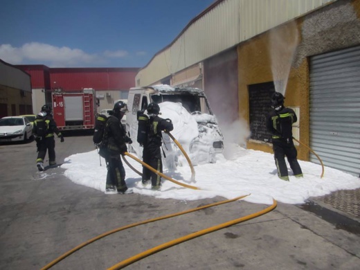 عناصر الاطفاء تستخدم رغوة الحرائق للسيطرة على نيران شبت بسيارة نفعية لنقل السلع عناصر الاطفاء تستخدم رغوة الحرائق للسيطرة على نيران شبت بسيارة نفعية لنقل السلع