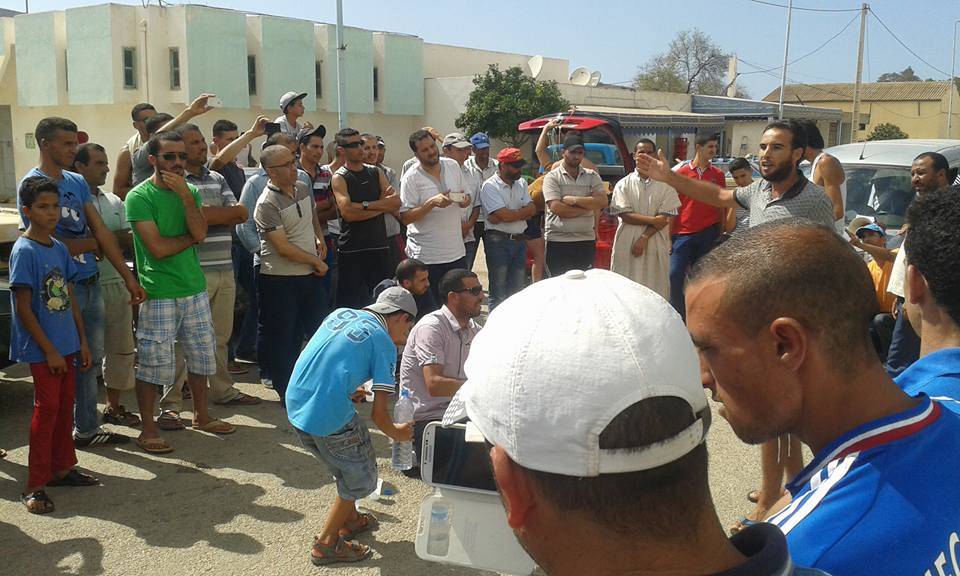 ساكنة تركيست نواحي الحسيمة في مسيرة إحتجاجية بالسيارات للمطالبة بفك العزلة 
