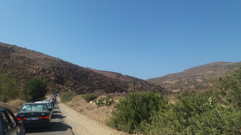 ساكنة تركيست نواحي الحسيمة في مسيرة إحتجاجية بالسيارات للمطالبة بفك العزلة 
