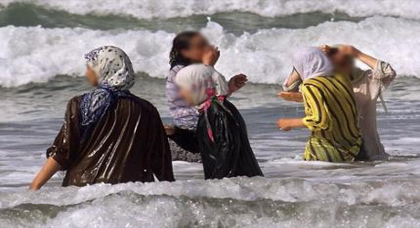فرنسا تحاكم عائلات مغاربية بسبب ارتداء لباس البحر الإسلامي