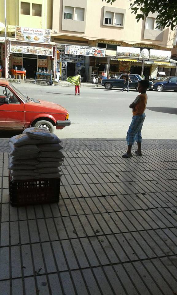 إنتشار ظاهرة حراسة السيارات من طرف الأطفال بشكل مقلق في مدينة العروي 