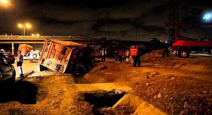 إنقلاب شاحنة محملة بأطنان من توليفات الأثواب وسط الطريق الرابطة بين العروي وأفسو