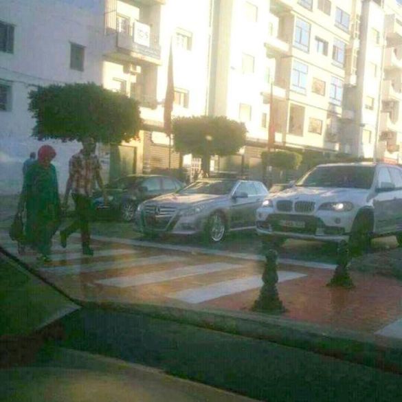 صورة معبرة.. الملك محمد السادس يتوقف بممر الراجلين لمرور مواطنين