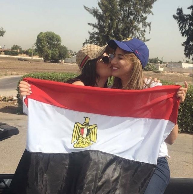 خريجة ستار أكاديمي الناظورية حنان لخضر ترفع العلم المصري بمطار محمد الخامس لهذا السبب
