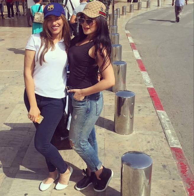 خريجة ستار أكاديمي الناظورية حنان لخضر ترفع العلم المصري بمطار محمد الخامس لهذا السبب