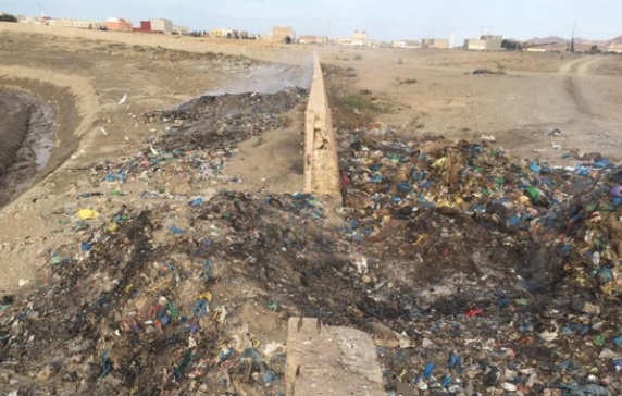 ساكنة بالدريوش تمنع الشاحنات من تفريغ حمولتها من الأزبال لهذا السبب