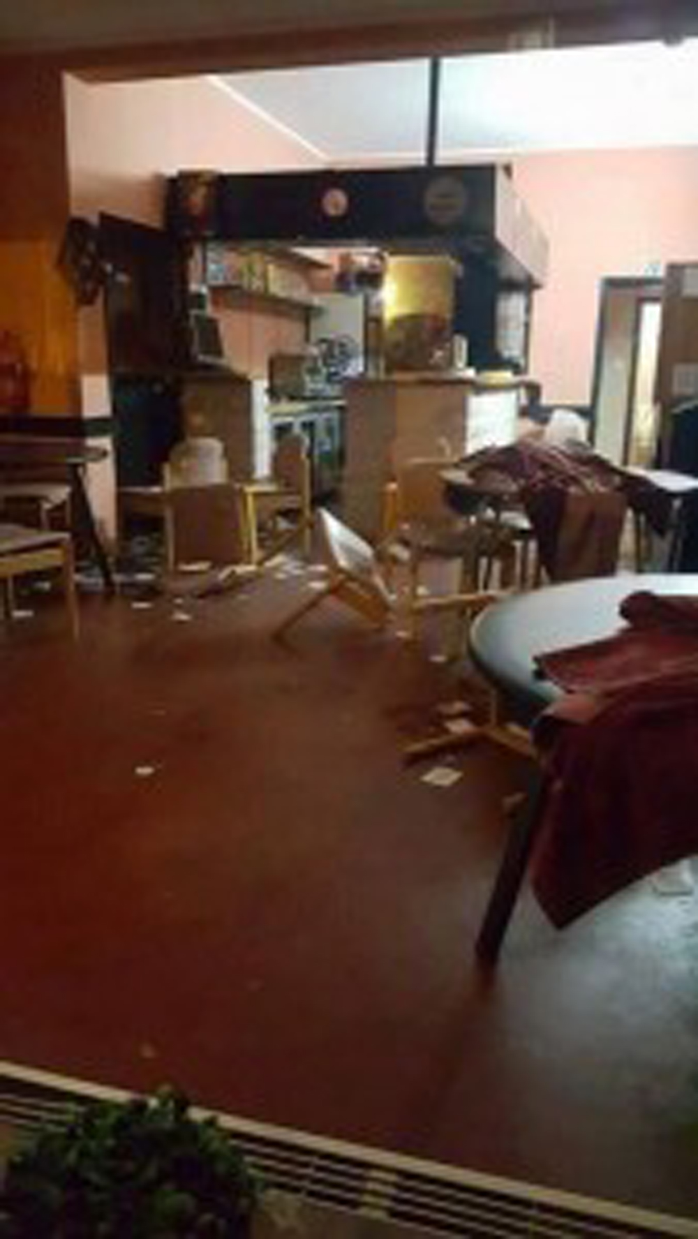 بالصور.. شجار عنيف بين مغاربة و شيشانيين يحدث فوضى عارمة في إحدى مقاهي بلجيكا 
