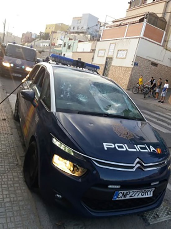 مجهولون رشقوا الشرطة الإسبانية بمليلية بالحجارة وسرقوا سيارتهم وبندقيتهم وجهاز إستقبال الإتصالات