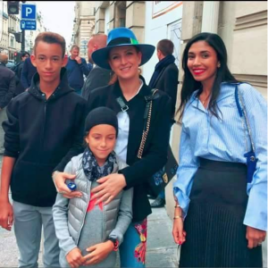 لالة سلمى و الأميرين الحسن و خديجة يلتقطون صورا مع مغاربة في باريس