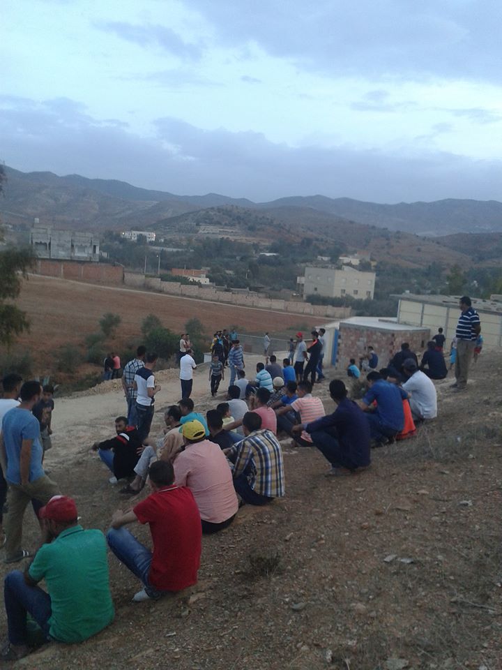 بالفيديو.. مواطنون بقرية إغريبن بتمسمان يرفضون التصويت و يحتجون أمام أحد مكاتب التصويت