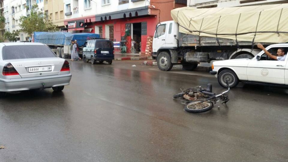 سائق سيارة يدوس على سرعة جنونية يُرسل شخصا إلى المستشفى قبل لوذه بالفرار بالناظور