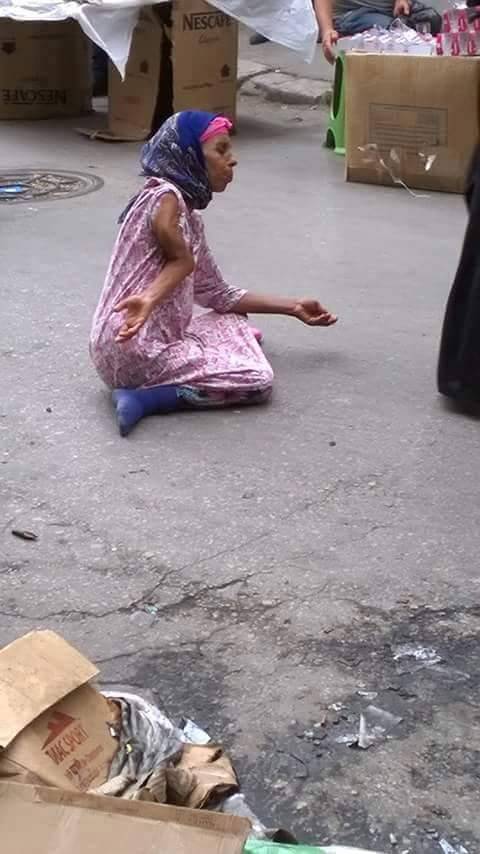 بالصور.. شاهد كيف تتحايل هذه السيدة على المارة لاستجداء تعاطفهم 