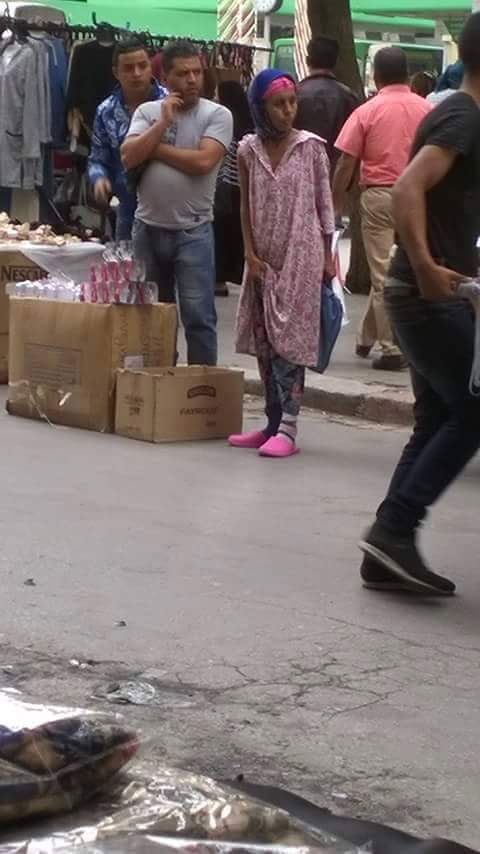 بالصور.. شاهد كيف تتحايل هذه السيدة على المارة لاستجداء تعاطفهم 