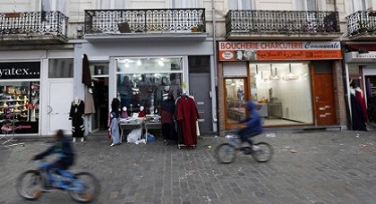 مغاربة يؤثثون محلاتهم التجارية بأسماء عربية وسط بروكسيل
