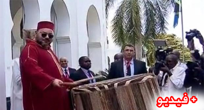 مشهد نادر للملك محمد السادس يدق على الطبل رفقة رئيس تنزانيا 