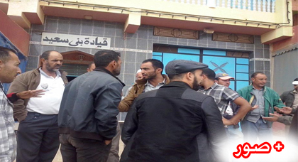 وقفة  احتجاجية  لجمعية أباء  وأولياء التلاميذ  أمام مقر قيادة بني سعيد ضد قرار التوقيت  المستمر‎