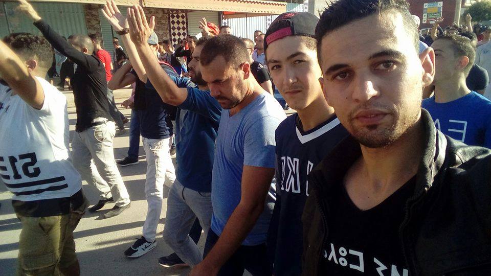 دروع بشرية لحماية الاملاك العمومية و الخاصة خلال المسيرات الاحتجاجية بمدينة الحسيمة 