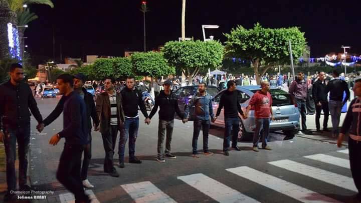 دروع بشرية لحماية الاملاك العمومية و الخاصة خلال المسيرات الاحتجاجية بمدينة الحسيمة 