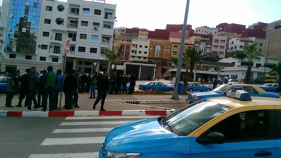 سائقو سيارات الأجرة يستنكرون إغراق الحسيمة بالمأذونيات وانتشار النقل السري وهذه مطالبهم