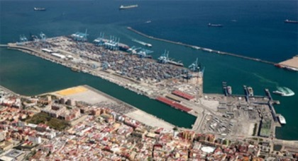 بدء عمليات زيادة عمق البحر في ميناء غرب المتوسط بالناظور