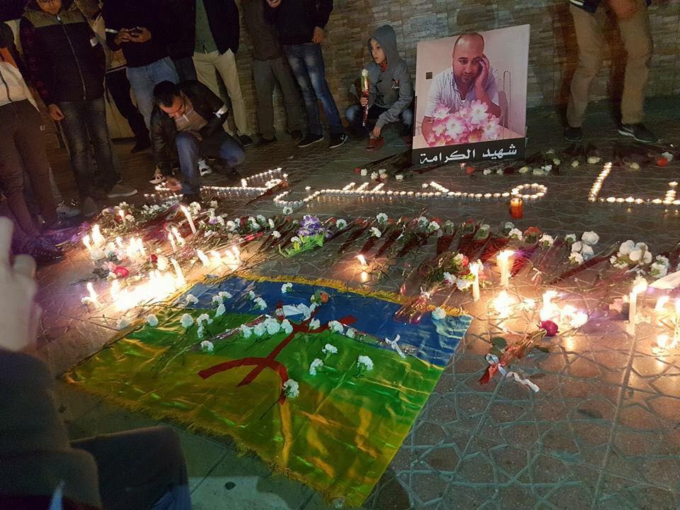 شباب الحسيمة يُجدّدون العهد مع ساحة "الشهداء" وينزلون إليها بالآلاف لإيقاد الشموع ونثر الورود