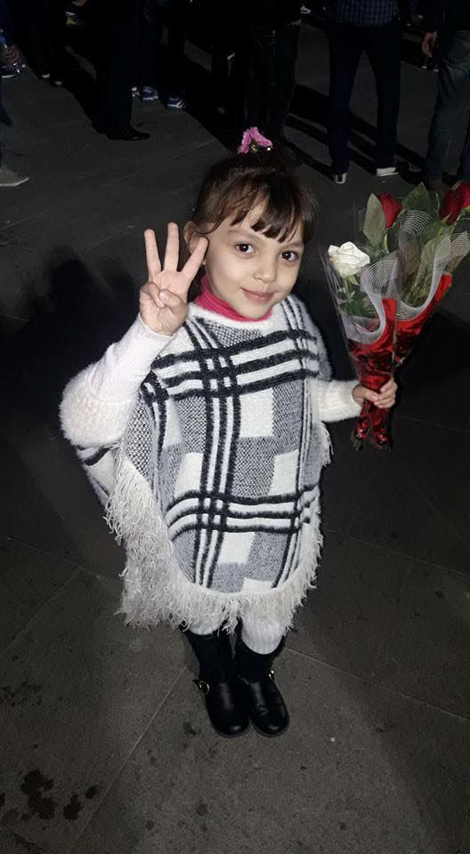 شباب الحسيمة يُجدّدون العهد مع ساحة "الشهداء" وينزلون إليها بالآلاف لإيقاد الشموع ونثر الورود