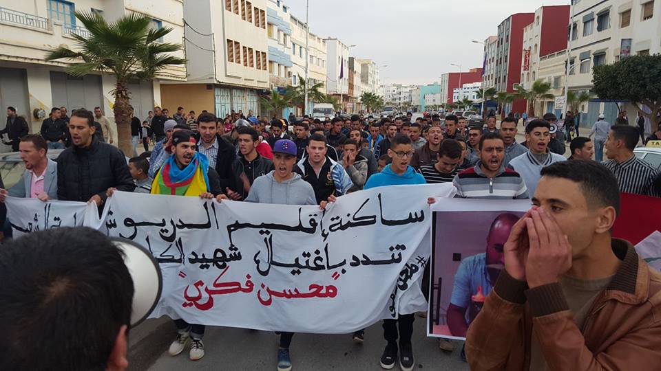 إحتجاجات شعبية متواصلة بمدينة إبن طيب تنديدا بمقتل محسن فكري بالحسيمة 