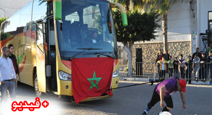 بطل التحدي عبد اللطيف لكميري يجر حافلة بركابها بواسطة الكتف بساحة حمان الفطواكي وسط الناظور 