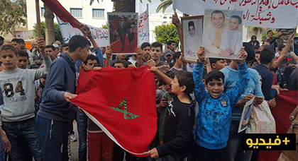 ساكنة أولاد بوطيب الفوقاني تخرج بنساءها وأطفالها ورجالها للإحتجاج على تهميش حيهم 