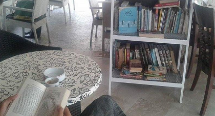 في تجربة فريدة يُنتظر تعميمها.. مقهى وسط الناظور تُخصّص خزانة كتب بفضائها تشجيعا للمواطنين على القراءة